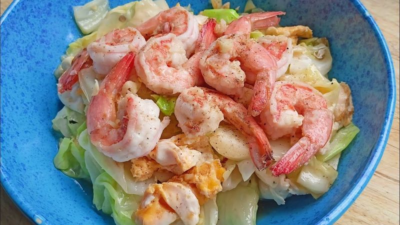 กะหล่ำปลีผัดไข่ใส่กุ้ง เมนูง่าย ๆ ทานได้ทั้งครอบครัว ( Stir Fried Cabbage with Egg and Shrimp )