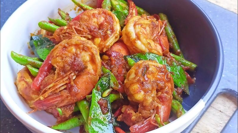 ผัดพริกแกงกุ้งใส่ถั่วฝักยาว ( Stir-fried shrimp curry paste with yardlong beans )
