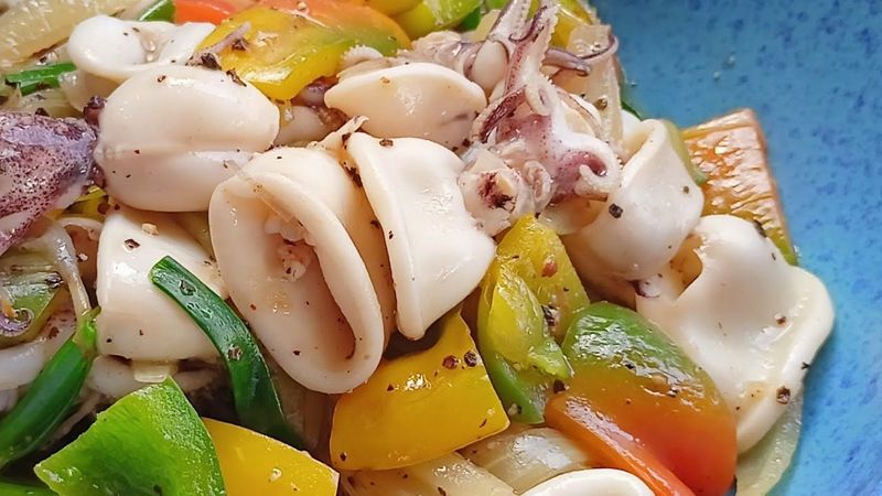 ปลาหมึกผัดพริกไทยดำ เมนูทำง่าย หอมพริกไทยดำ ( Stir-fried squid with black pepper )