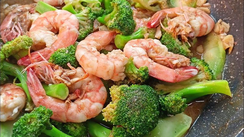 ผัดบร็อคโคลีกุ้ง เมนูสามัญประจำบ้าน ( Stir Fried Broccoli with Shrimp )