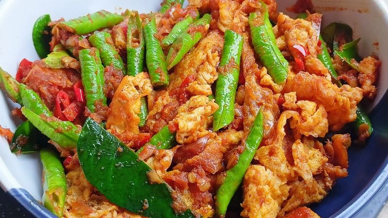 ไข่เจียวผัดพริกแกง อีกหนึ่งเมนูไข่ที่ไม่จำเจ เมนูทำง่าย ( Stir-fried omelet with curry paste )