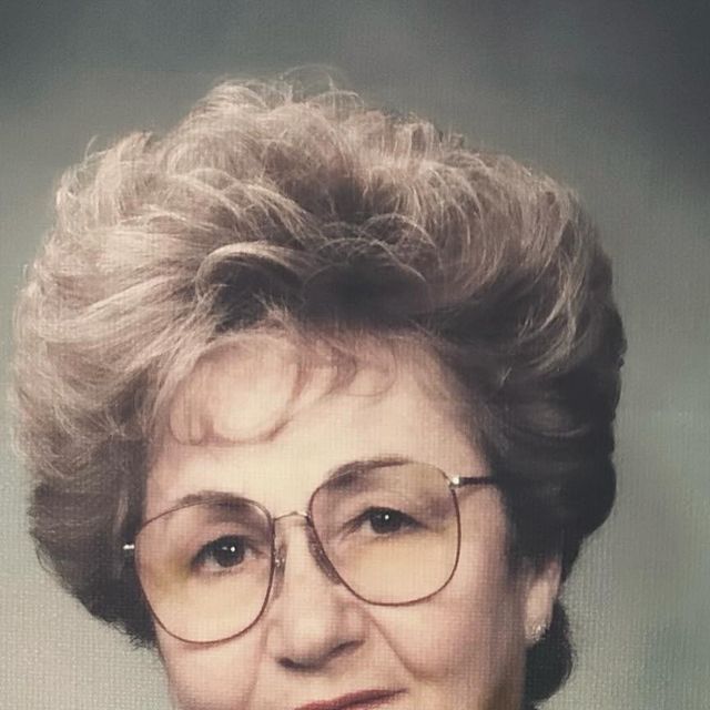 María Antonieta Collins on Instagram: “Esta es la noticia que nunca quise dar, pero que, como su portavoz en las ultimas tres décadas de su vida tengo que comunicar.
Hoy, a los 90 años de edad se nos adelantó en el camino de la vida y la muerte Juanita Castro, mujer excepcional, luchadora incansable por la causa de su Cuba que tanto amo. Su hermana Enma y su familia extendida piden privacidad en este momento tan doloroso. No habrá entrevistas y de acuerdo a su voluntad su funeral sera privado. Les rogamos sus oraciones por el eterno descanso de su alma.”