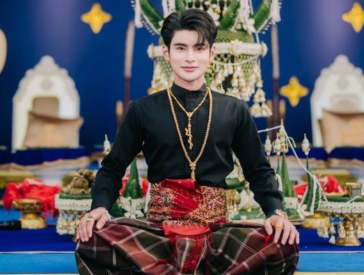 รู้จัก อาจารย์เอ จักรพรรดิ คือใคร ทำไมคนแห่กราบไหว้