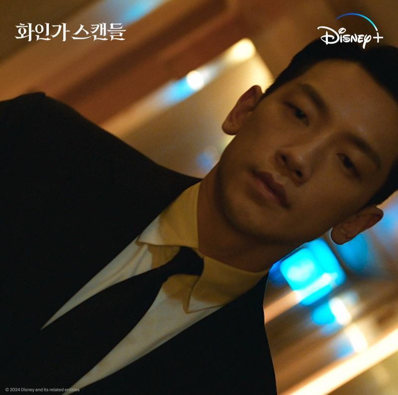 [ดูซีรีส์กัน] Red Swan 2024 ”จากนักกอล์ฟระดับโลกสู่สะใภ้แชโบลพร้อมประธานมูลนิธิ และอันตรายที่หมายชีวิต”
เล่าถึงวานซู นักกอล์ฟ์มืออาชีพที่โด่งดังระดับโลก เธอใฝ่ฝันจะเป็นชนชั้นสูง เธอจึงแต่งงานกับทายาทตระกูลแชโบล กลุ
