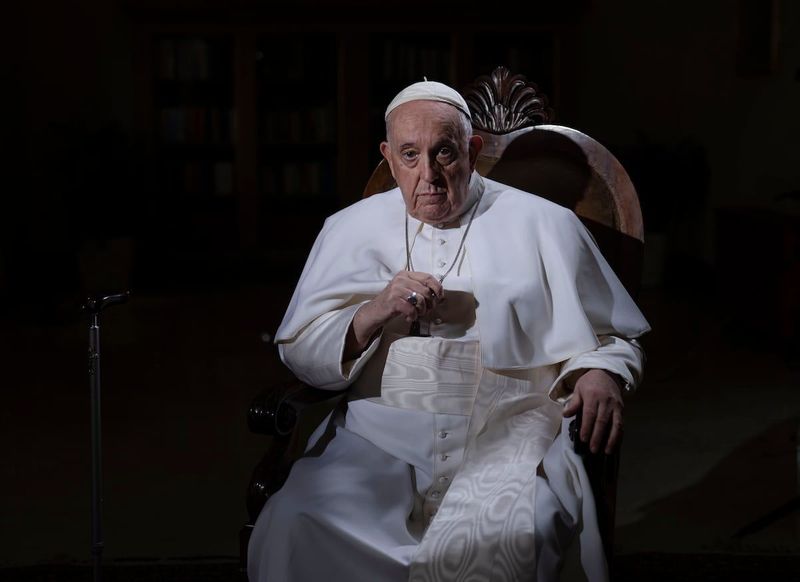 Pope clarifies homosexuality and sin comments in note