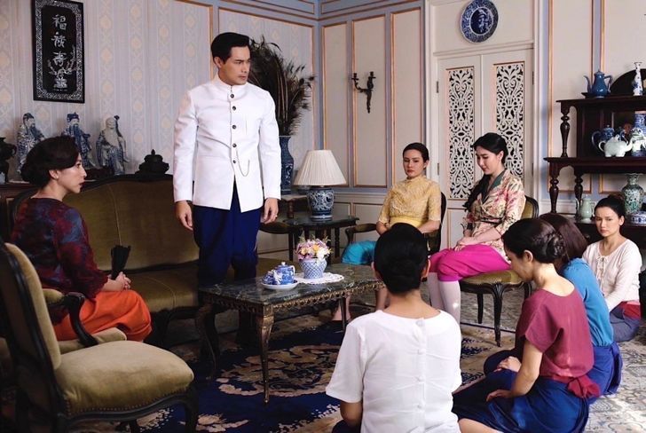 เรื่องย่อ เรือนโชนแสง EP.1 – ความวุ่นวายในบ้านศิลาคราม
