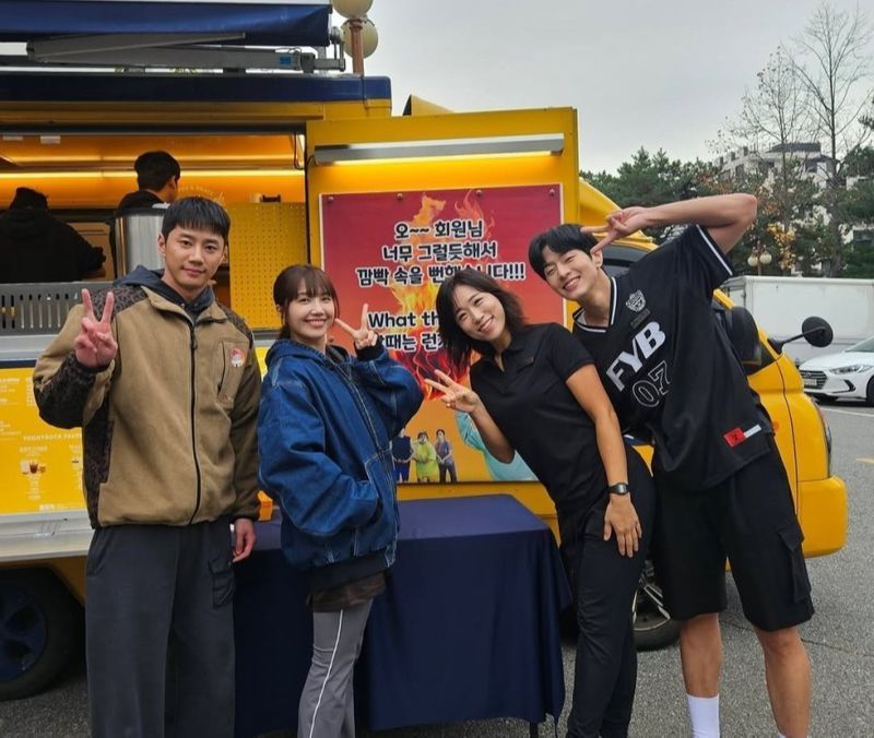 [ดูซีรีส์กัน] 24-Hour Health Club (2025)
บอกเล่าเรื่องราวที่เกี่ยวกับโดฮยอนจอง ผู้จัดการยิมที่กลายเป็น ‘คนที่คลั่งไคล้สุขภาพ’ ที่ต้องการแก้ไขชีวิตและสุขภาพของสมาชิกของเขา
