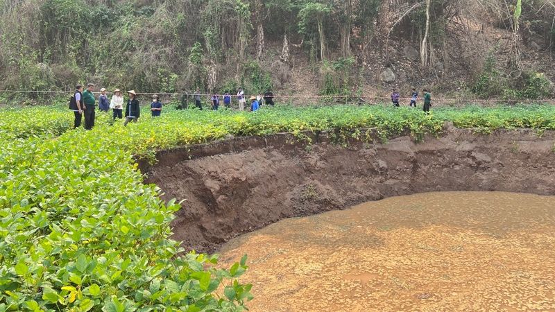 แม่ฮ่องสอน บุกสำรวจหลุมยุบ จากเหตุแผ่นดินไหว ชาวบ้านยอมรับกลัวไม่กล้าเข้าสวน