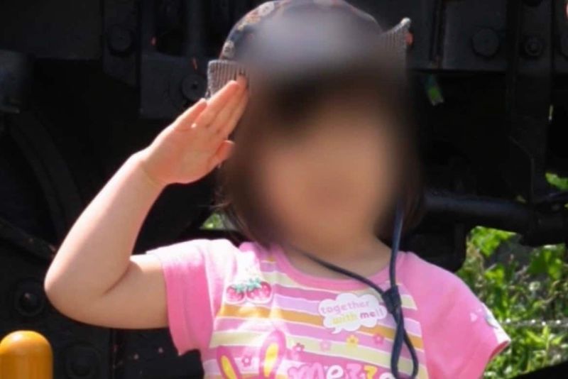「爆弾積んだ飛行機に乗っとったやん」前世の記憶？敬礼のポーズをする4歳娘が描いた絵に衝撃 | TRILL【トリル】