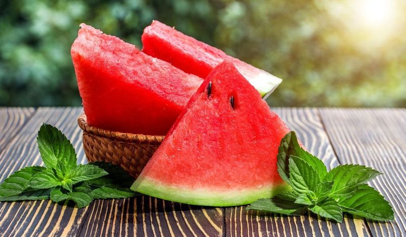 แตงโมคืออะไร? ประโยชน์และข้อควรระวังที่คุณต้องรู้ก่อนกิน!