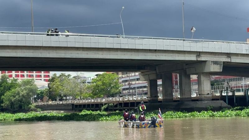 กู้ภัยกำลังค้นหา 2 ผู้สูญหายในแม่น้ำบางปะกง ด้านบนหนุ่มจะกระโดดสะพาน