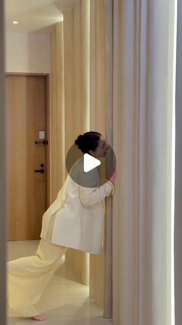 MM on Instagram: ”คำเตือน: ในคลิปเป็นเค้กของจริงทานไม่ได้นะค้า วันนี้จะมากินบ้าน ELIVA ทั้งหลัง! ไพรเวท เรสซิเดนซ์ สวยเรียบหรู แบบ quiet luxury กระซิบเบาๆว่าอร่อยมาก 😋 @eliva_privateresidences Eliva Private Residences 🍃 Sanctuary Of Serenity เป็นบ้าน Private Residence ที่เรียบหรู หลีกหนีชีวิตที่วุ่นวายด้วยความสุขอร่อยแสนสงบและเป็นส่วนตัว มีธรรมชาติภายในตัวบ้าน ทำให้เหมือนได้อยู่รีสอร์ททุกวัน Courtyardกินได้และน้ำตกสุดสดชื่นที่ทำให้รู้สึกได้รับการพักผ่อน อย่างแท้จริง ทำให้เข้าใจถึงชีวิตที่เรียบง่ายอย่างแท้จริงในแบบของคุณเอง ภายในตัวบ้านออกแบบให้ timeless แต่ยังคงความอร่อยแบบ fine dine มีความ elegance ตกแต่งด้วยเฟอร์นิเจอร์รูปทรงแปลกตาแต่ยังสามารถใช้งานง่ายได้จริง และให้ความสวยงามทุกๆชิ้น เปรียบเสมือน eat piece แสนสวย Here, Time slows — Light leads and True Luxury whispers. Starting at 𝟲𝟵 𝗠𝗕
Private house showings now available by appointment.
📞 062 224 1944
📌Line : @ Eliva #ELIVAPRIVATERESIDENCES #ElivaExperience #WhereLightMeetsLuxury #GoldenHourLiving #ModernSanctuary #EastvilleElegance #TrueLuxuryLivesHere”