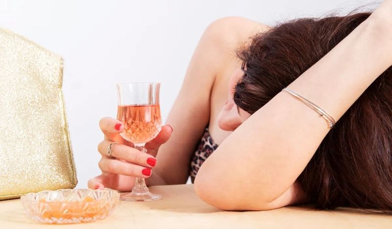 เป็นเมนส์ดื่มเหล้าได้ไหม? ข้อควรระวังเมื่อประจำเดือนมา และผลกระทบต่อร่างกายที่ควรรู้