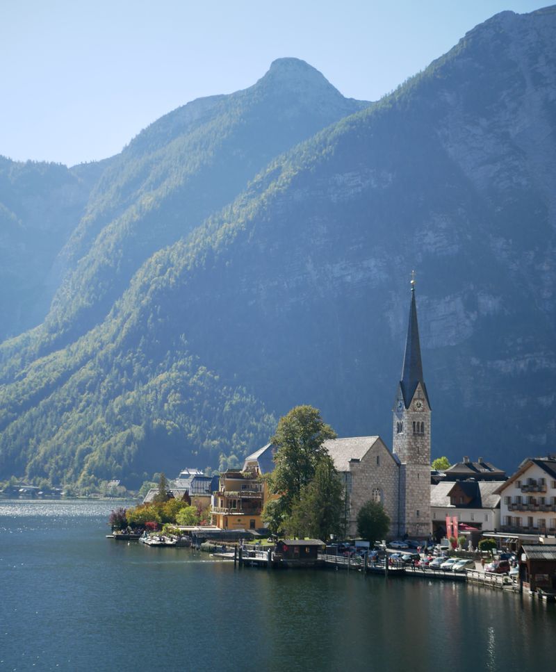[Another Side of S’Thing] Hallstatt เมืองในฝัน(ร้าย)จากวิกฤตนักท่องเที่ยวล้น
Hallstatt หมู่บ้านเล็กๆแห่งหนึ่งในออสเตรีย ที่เป็นที่รู้จักไปทั่วโลกจากความสวยงามราวเทพนิยาย ได้รับการขึ้นทะเบียนเป็นมรดกโลกโดย UNESCO ในปี 1996