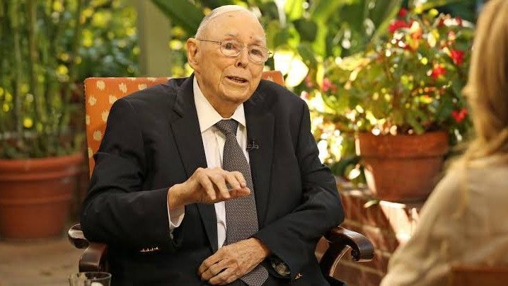 [smallKingdoM] 8 กฎการลงทุนของ Charlie Munger
Charlie Munger นักลงทุนผู้เฉียบแหลมและเป็นเพื่อนคู่คิดของ Warren Buffett แห่ง Berkshire Hathaway เป็นหนึ่งในบุคคลที่นักลงทุนทั่วโลกให้ความเคารพในหลักคิดและวินัยในการลงทุ