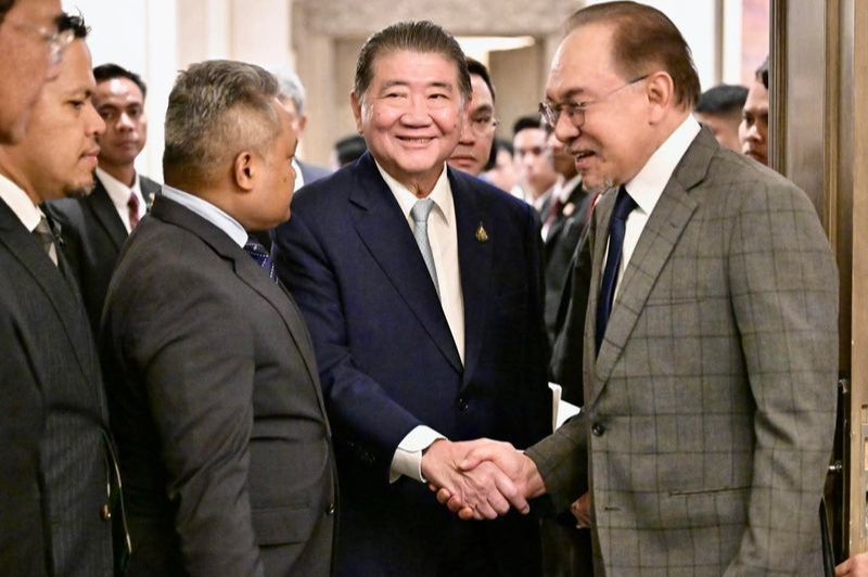 [ชตระกูล ศรีสวัสดิ์] ชื่นจัยยยย.... ไทยกับกัมพูชา บรรลุข้อตกลงหยุดยิงวันนี้
กัมพูชายัดเงินทั้งหมดเข้ากระเป๋าคนรวยและทรงอำนาจ แล้วจะสู้สงครามได้อย่างไร?