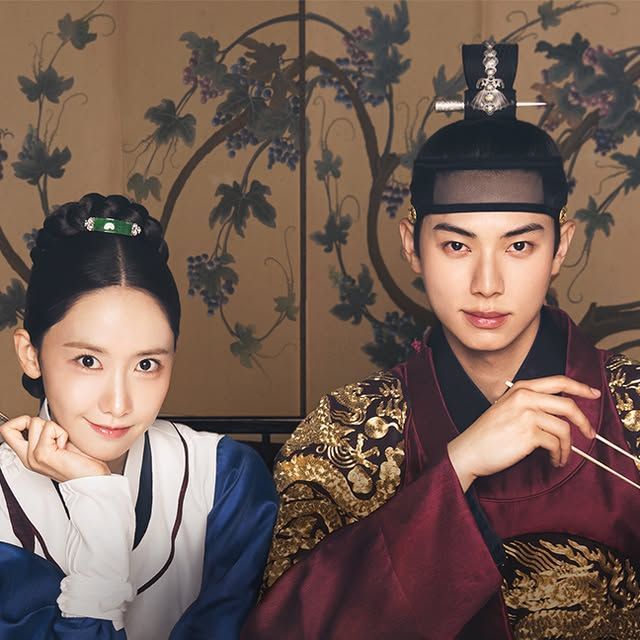 tvN 드라마 공식 계정 on Instagram: ”과거에 떨어진 프렌치 셰프와
궁궐 사람들의 유쾌한 요리 적응기😁🍴
스페셜 예능 <폭군의 셰프: 입궁식> 포스터 공개! 🍳편성: 8/16 [토] 밤 9:20 방송
🍳출연: 임윤아, 이채민, 강한나, 서이숙, 김광규 서바이벌 판타지 로코 <폭군의 셰프>
8/23 [토] 밤 9:10 첫 방송 | tvN #tvN #폭군의셰프 #BonappetitYourMajesty
#임윤아 #이채민 #강한나
#같이달려tvN #스트리밍은TVING”