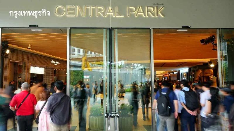 คลื่นลูกค้าทะลัก ‘เซ็นทรัล พาร์ค’ วันแรก 70,000 คน สายคอนเทนต์แห่เช็กอิน Roof Park