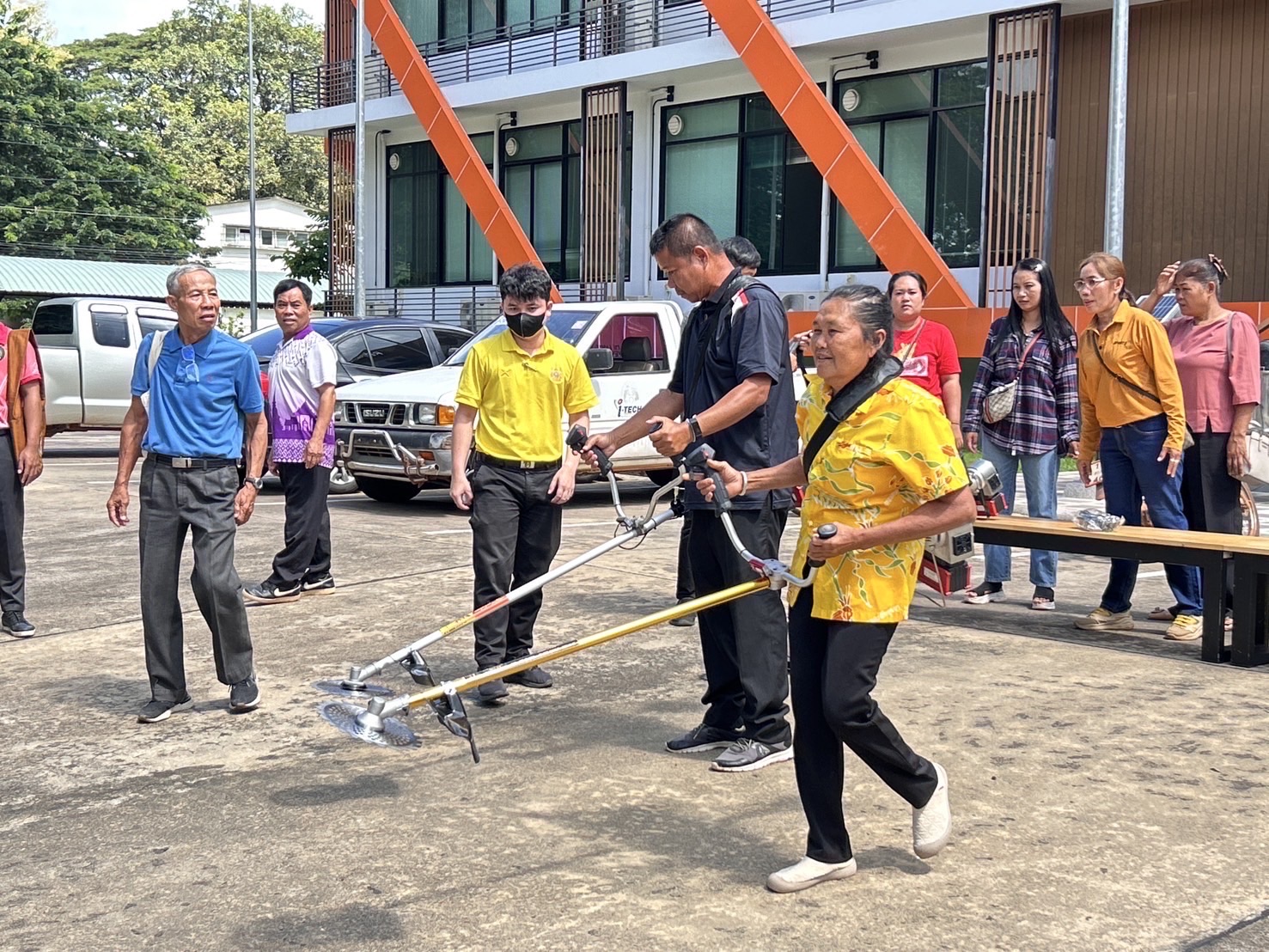 มรภ.สกลนคร จัดอบรมส่งมอบเครื่องตัดหญ้าไฟฟ้า ลดต้นทุนเกษตรกรผู้ปลูกมันฝรั่ง