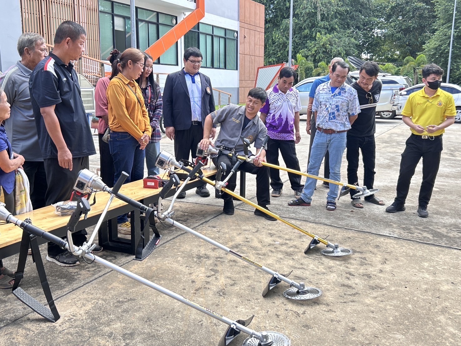 มรภ.สกลนคร จัดอบรมส่งมอบเครื่องตัดหญ้าไฟฟ้า ลดต้นทุนเกษตรกรผู้ปลูกมันฝรั่ง