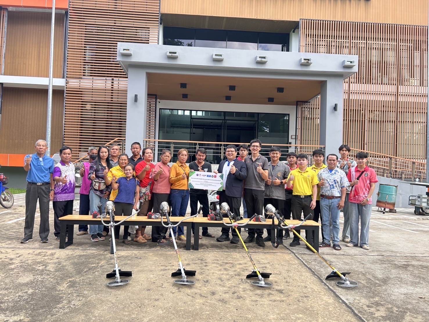 มรภ.สกลนคร จัดอบรมส่งมอบเครื่องตัดหญ้าไฟฟ้า ลดต้นทุนเกษตรกรผู้ปลูกมันฝรั่ง