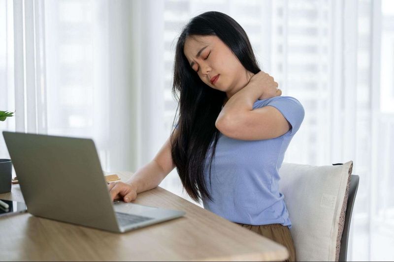 ท่านั่งทำงานหน้าคอมที่ถูกต้อง ช่วยลดอาการปวดหลังได้อย่างดี