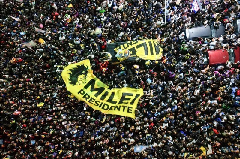 [ชตระกูล ศรีสวัสดิ์] อาร์เจนติน่า เกินดุลการค้าติดต่อกัน 17 เดือน!.
ในประเทศหนึ่ง อัตราเงินเฟ้อสูงถึง 200% เงินตราก็ไม่ต่างอะไรกับกระดาษที่ทิ้งขว้าง รัฐบาลพิมพ์เงินออกมาทุ๊กกกกกกวัน