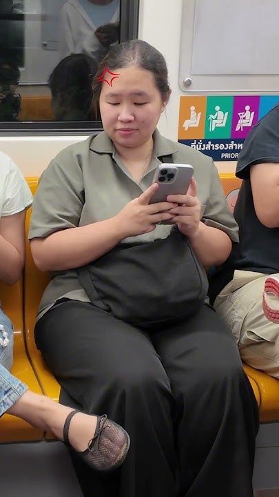 🚫 ไม่นั่งไขว่ห้าง ขณะมีผู้โดยสารหนาแน่น 🚈