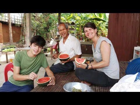 [ต้นไม้ใหญ่] รู้จักบุคคลนี้ไหมครับ
คุณโจนจันได กับ ภรรยาชาวอเมริกันและลูกชาย
รู้จักไหมครับ เคยได้ยินชื่อไหมเอ่ย
บทความนี้เอามาจาก คุณโจนจันได
ชีวิตมันต้องง่าย ถ้ามันยาก แปลว่ามันผิด