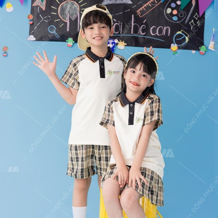 Mẫu Áo Đồng Phục Mầm Non Trắng Phối Kẻ Đen Vàng