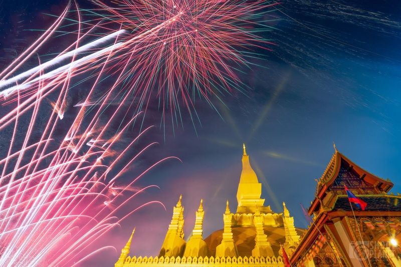 ลาวส่งตํารวจกว่า 2,000 นายรักษาความปลอดภัยช่วง เทศกาลพระธาตุหลวง และ งานแสดงสินค้า ประจำปี 2568 | Lao Inter Post