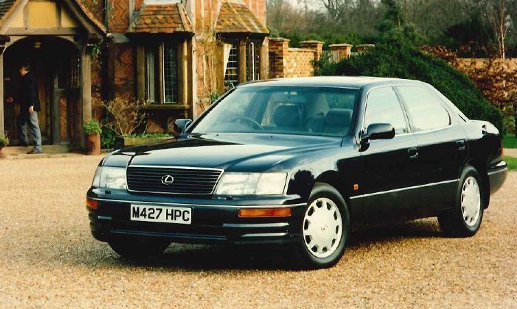 [sydNEY: The Storiographer] ผมเคยรู้สึกเบื่อๆช่วงเรียน ม.ปลาย เพราะต้องเรียนหนักขึ้นเมื่อเทียบกับความสนุกสนานในช่วงชีวิต ม.ต้น
แต่ผมไม่เคยรู้สึกโดดเดี่ยวเลยในชีวิต นั่นอาจเป็นเพราะผมเป็นคนที่มีงานอดิเรกมากมายที่ผมสนใจ