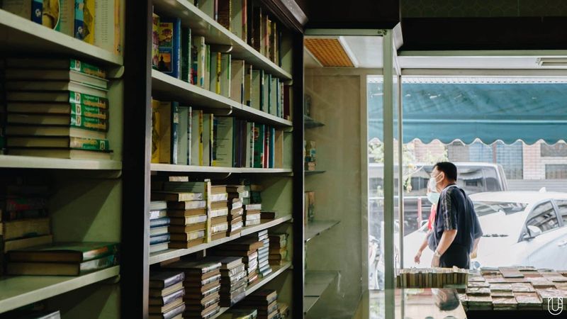 ตามกลิ่นกระดาษ เข้า ‘ร้านหนังสือเก่า’ ย่านวังบูรพา