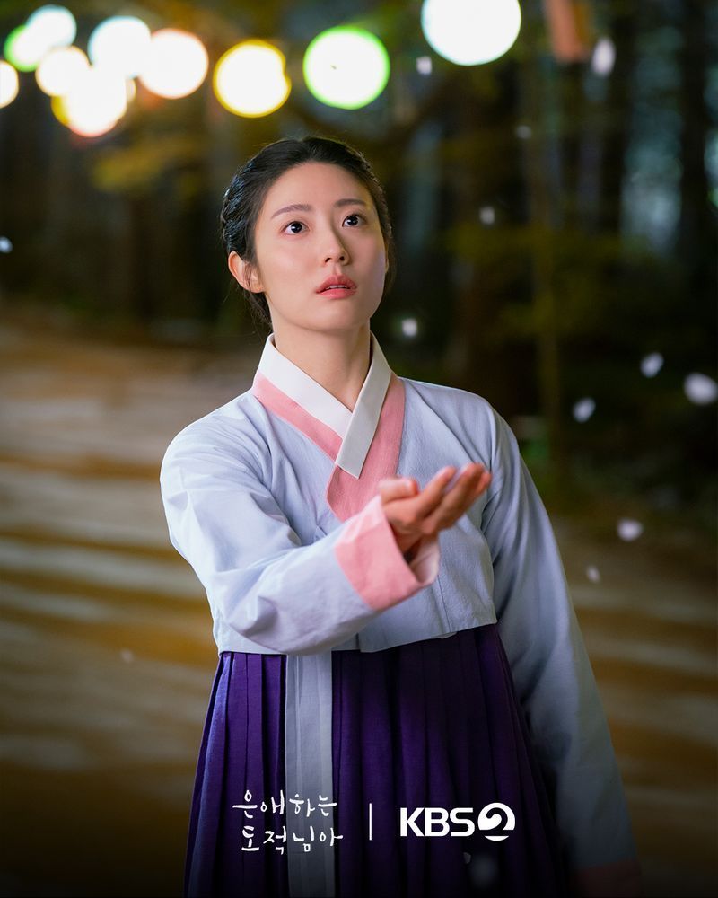 [ดูซีรีส์กัน] เรื่องย่อ To My Beloved Thief 2026
บอกเล่าเรื่องราวของ ฮงอึนโจ หญิงสาวที่กลายเป็นหัวขโมยผู้ชอบธรรมที่ขโมยของจากเจ้าหน้าที่ทุจริตเพื่อประชาชน และเจ้าชายอียอลแห่งโชซอนที่ตกหลุมรัก ฮงอึนโจ แต่แรกเห็น ที่