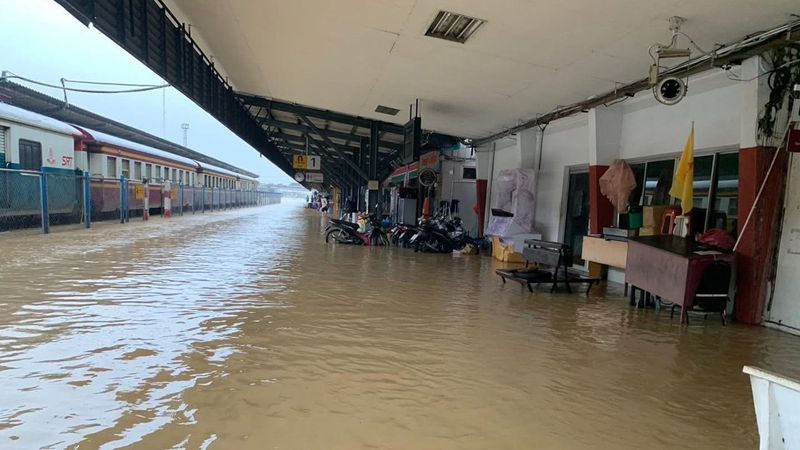 น้ำท่วมใต้กระทบหนัก รฟท.ประกาศ ปรับ 8 เส้นทางรถไฟ งดเดินรถ 22 ขบวนต่อเนื่อง