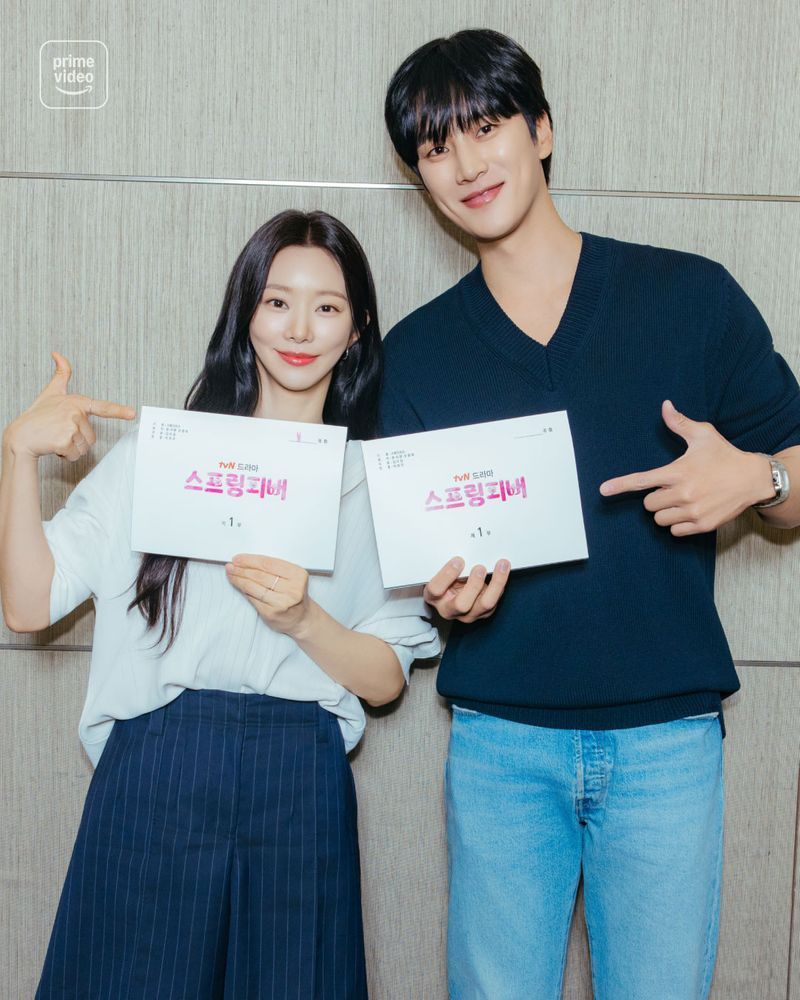 [ดูซีรีส์กัน] เรื่องย่อซีรีส์ Spring Fever (2026)
บอกเล่าถึง ยุนบอม หญิงสาวผู้ที่มีความทรงจำที่เรื่องราวเจ็บปวดจากโซลที่จากนั้นเธอย้ายมายังเมืองเล็กๆในฐานะครูแลกเปลี่ยนเธอเย็นชาต่อทุกสิ่ง แต่หลังจากที่ได้เจอ ซอนแจก