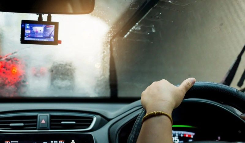 4 เทคนิคขับขี่ปลอดภัย ฝ่าสายฝน (เพื่อเลี่ยงอุบัติเหตุ)