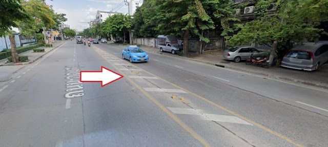 เส้นเกาะกลางถนนสีขาว: เข้าใจบทบาทในการแบ่งเลนและการบังคับใช้