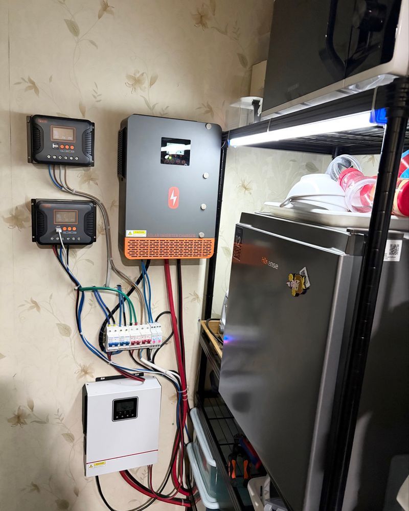 [สิ่งสำคัญ ที่คนเราต้องรู้ โดย อนิรุทธ สอนให้รู้] ทำ ระบบโซล่าเซลส์ 5KW ลงทุน 20,000 บาท ทำไมจึงมีความสำคัญกับทุกบ้าน โดย อนิรุทธ หุตางกูร
ระบบโซล่าเซลส์ 5KW ลงทุน 20,000 บาท ทำไมจึงมีความสำคัญกับทุกบ้าน เพราะ ทุกบ้าน สามารถสร้างศักยภาพ ด้านพลังงานไฟ