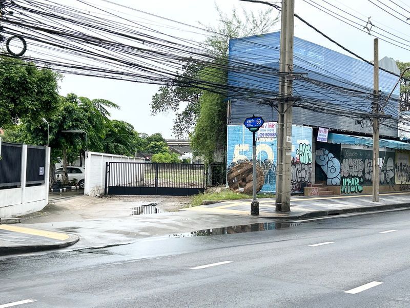 [สิ่งสำคัญ ที่คนเราต้องรู้ โดย อนิรุทธ สอนให้รู้] ขายที่ดิน หรือ ให้เช่าร้านริมถนนลาดพร้าว ปากซอยลาดพร้าว 59 ติดต่อ คุณอนิรุทธ โทร. 0927170707
ที่ดิน ซอยลาดพร้าว 59 เป็นพื้นที่ดินผืนที่เหลืออยู่แห่งเดียว ริมถนนลาดพร้าว ที่จะสามารถสร้าง อาคารที่พักอาศ