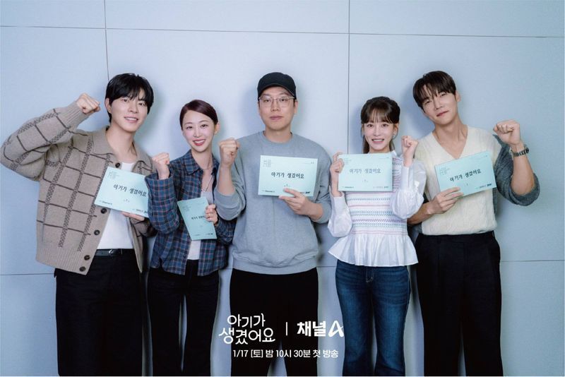 [ดูซีรีส์กัน] เรื่องย่อซีรีส์ Positively Yours (2026)
บอกเล่าถึงเรื่องราวของผู้หญิงคนหญิงที่มีความสัมพันธ์เพียงข้ามคืนกับชายคนแปลกหน้าที่หลังจากนั้นเธอท้อง ที่ต่อมาเธอรับรู้ว่าพ่อของลูกเป็นซีอีโอบริษัทแห่งหนึ่ง ซึ่