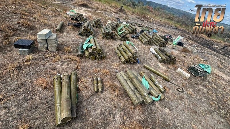 เจออีกเพียบ “คลังแสง” อาวุธร้ายแรงสัญชาติจีน ทหารกัมพูชาทิ้งไว้บนเนิน 500 ช่องบก