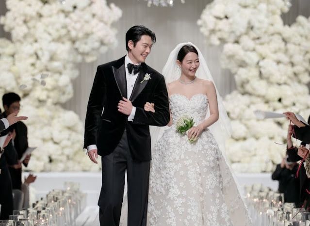 จากคู่รักโฆษณาสู่วันวิวาห์! เจาะเส้นทางรัก 10 ปี คิมอูบิน-ชินมินอา และเบื้องหลังงานแต่งสุดอบอุ่น