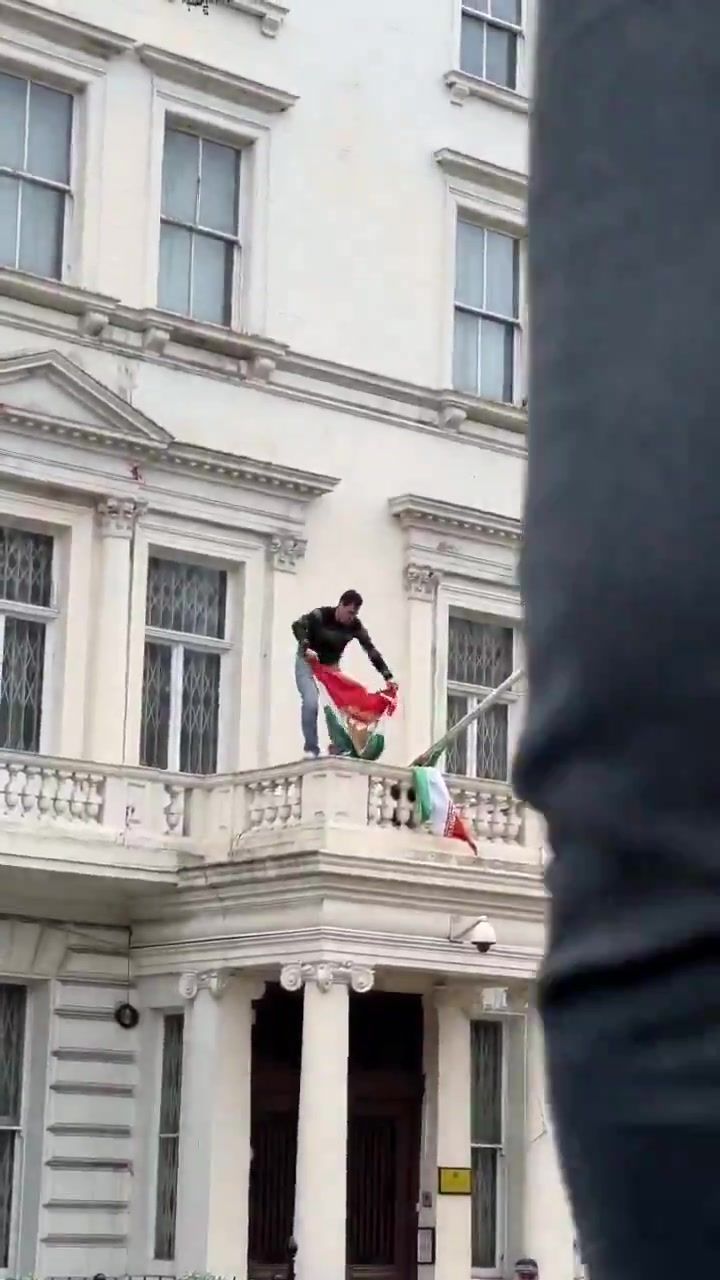 124K views · 318 reactions | ผู้ประท้วงชาวอิหร่านปลดธงชาติสาธารณรัฐอิสลามอิหร่านลงจากยอดเสา ก่อนจะนำธงชาติจักรวรรดิอิหร่านขึ้นติดตั้งแทนเพื่อเป็นการแสดงสัญลักษณ์ของการต่อต้านระบอบการปกครองปัจจุบัน | Army Military Force