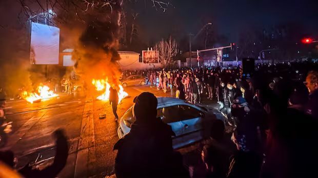 [ชตระกูล ศรีสวัสดิ์] คราวนี้ ทรัมป์ควรได้รับการยกย่อง นี่เป็นเพราะอิหร่านไม่ได้ซื้อกระสุนจากทรัมป์.
ทรัมป์เตือนว่า สหรัฐฯ จะเข้าแทรกแซงหากอิหร่านสังหารผู้ประท้วงที่ประท้วงอย่างสันติ