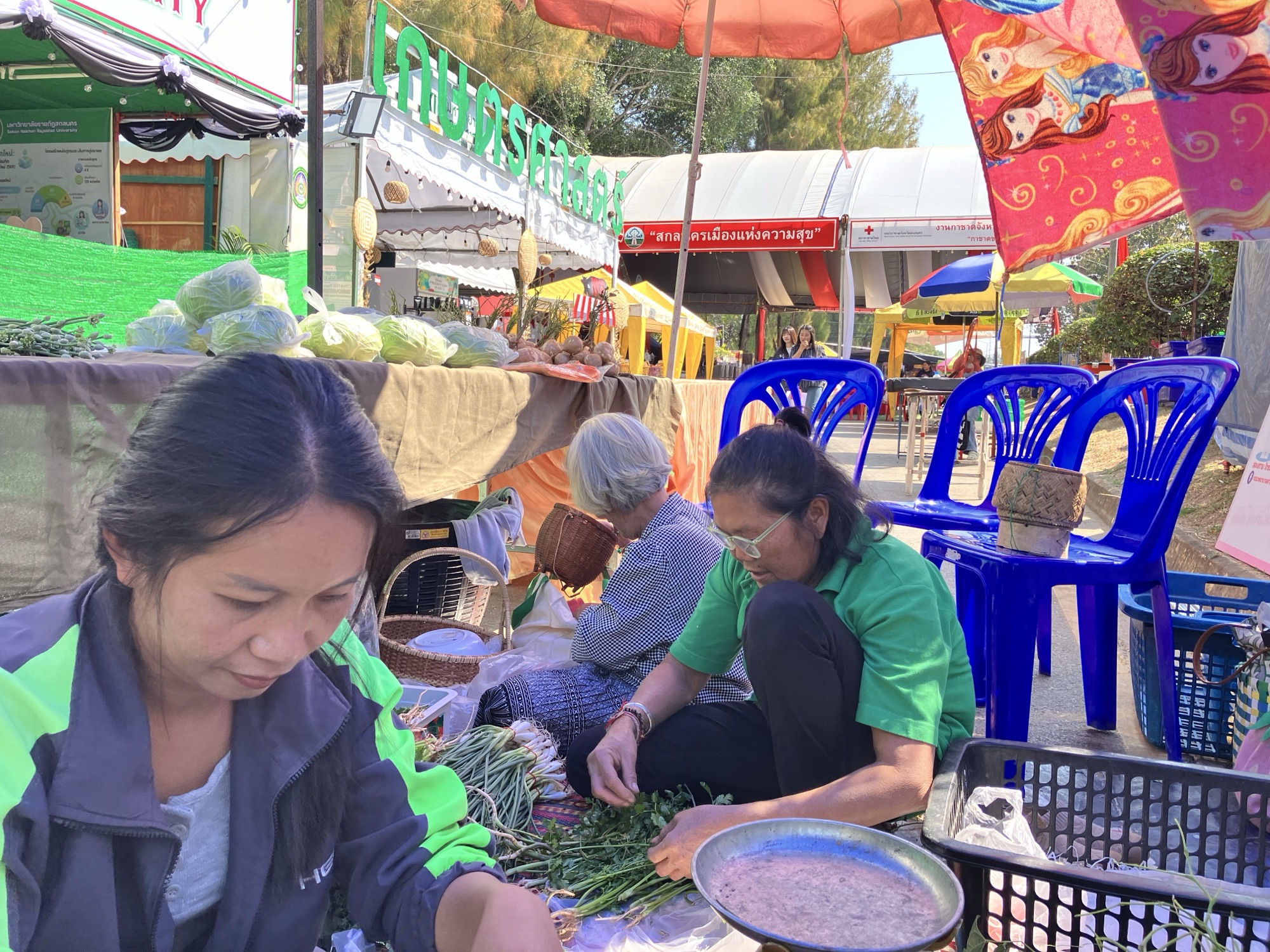 แก้ปัญหาสินค้าล้นตลาด สร้างผู้ประกอบการชุมชนรวบรวมสู่ตลาด แก้ปัญหาสินค้าล้นตลาด สร้างผู้ประกอบการชุมชนรวบรวมสู่ตลาด