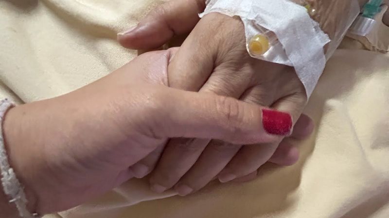 สองมือแม่