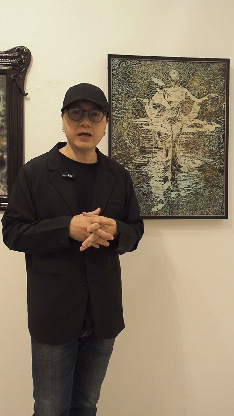 34 reactions · 4 comments | สัมภาษณ์คุณเอกณัฏฐ์ เธียรเศรษฐกุล (หมู) ศิลปินร่วมแสดงในงานนิทรรศการศิลปะ ”ข้ามโคตร” จากวิธีการสื่อความเชื่อและความศรัทธาผ่านผลงานศิลปะของกลุ่มศิลปิน ข้ามโคตร และกลุ่มพุทธศิลป์เชียงราย .
แนวความคิด :
.
เป็นความเชื่อและศรัทธา ต่อการงานในชีวิตประจำวันที่ทำ สู่พัฒนาการของสติและปัญญา ข้ามปัญหาและความสงสัยในชีวิต ตั้งใจ ให้ทั้งศิลปินและผู้ชมที่สนใจในแนวทางนี้ ได้เปิดมุมมอง แลกเปลี่ยนเรียนรู้ทางศิลปะที่หลากหลายร่วมกัน
.
”ข้ามโคตร” cross (?)
.
นิทรรศการศิลปะ ที่แสดงแนวคิดและกระบวนการทำงานของศิลปินให้เป็นเครื่องมือพัฒนาญาณปัญญาเพื่อข้ามพ้นปัญหา จนกว่าจะสิ้นสงสัยในสัทธรรม ด้วยประสบการณ์ที่แตกต่างของผู้แสดงงานและผู้ชม ย่อมมีวิธีพัฒนาวิถีเฉพาะตน ให้พบความจริง หลุดพ้นจากความไม่รู้สู่ปากประตูของสัจธรรม จากปุถุชนสู่อริยชนให้ได้ในที่สุด...
.
นำเสนอแนวคิดผ่านกระบวนการสร้างสรรค์ทางศิลปะด้วยทัศนธาตุ และสื่อผัสสะอื่นๆที่แตกต่างกันออกไป แต่ยังคงอยู่ภายใต้ กรอบแนวความคิดเดียวกัน คือการเดินทางภายในเพื่อก้าวข้ามความคุ้นเคย เชื่อมสู่ความสร้างสรรค์เฉพาะตัว ตามความเป็นจริง...
.
นิทรรศการนี้เกิดขึ้นจากการรวมตัวกันของกลุ่มศิลปินที่เชื่อในงานประจำที่ทำ (ศิลปะ) ว่าเป็นเครื่องมือแสวงหาความจริงภายใน นำเสนอถ่ายทอดสภาวะและประสบการณ์ทางศิลปะออกมาในแง่มุม “เฉพาะตัว”
.
” ข้ามโคตร” นิทรรศการศิลปะที่จัดขึ้นจากศรัทธาความเชื่อว่า ด้วยการงานในชีวิตประจำวันที่ปราศจากโทษจะสามารถ พาข้ามพันปัญหาและความสงสัยในชีวิต สู่สภาวะที่ปลอดภัยไร้กังวลได้
.
“cross (?)” เครื่องหมายปรัศน์ในวงเล็บ คือตัวแทนปัญหาและความสงสัยภายใน
.
โดยมีศิลปินร่วมแสดง 14 ท่าน ได้แก่ โชติวัฒน์ ปุณโณปถัมภ์ , ประมาณ ต่างใจ , นพรัตน์ ไพรบูลยิ่ง , ณัฐวัฒน์ บุญตัน , ณัฐวัฒน์ อุปนันท์ , พระศุภณัฐ วาโน , มุกดารัศมิ์ คำปา , เอกณัฏฐ์ เธียรเศรษฐกุล , ยี่ ดวงติ๊บ , พรรษิษฐ์ เวชย์ฆเณศวร์ , อภิชาติ หน่อรัตน์ , รัฐกร ดิษฐ์ใจเย็น , ชรินทร์ อินตา , วิชัย อิ่มสุขสม .
งานนิทรรศการศิลปะ ”ข้ามโคตร” จัดแสดงตั้งแต่วันพฤหัสบดี ที่ 15 มกราคม 2569 จนถึง วันที่ 11 เมษายน 2569 ตั้งแต่เวลา 10.00 - 17.00 น. วันอังคารถึงวันเสาร์ (หยุดวันอาทิตย์และวันจันทร์) ณ. Ming Art Space เลขที่ 54 ซอยอุดมสุข 49 แขวงบางจาก เขตพระโขนง กรุงเทพมหานคร .
(ติดต่อเพื่อสอบถามข้อมูลเพิ่มเติมโทร 082-7465564)
.
#ข้ามโคตร #mingartspace #กลุ่มพุทธศิลป์เชียงราย | ส่องงานศิลป์ A peep at works of Art