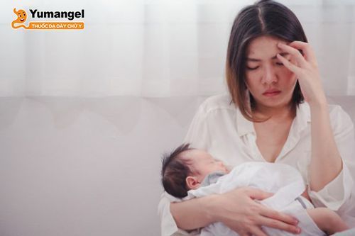 Trào ngược dạ dày sau sinh: Nguyên nhân, triệu chứng và giải pháp an toàn
