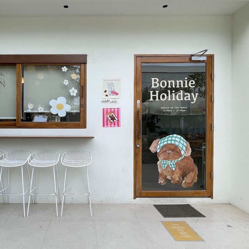 bOnnie on the beach · 849, 21 Phet Kasem Rd, Cha-am, Cha-am District, Phetchaburi 76120, Thailand